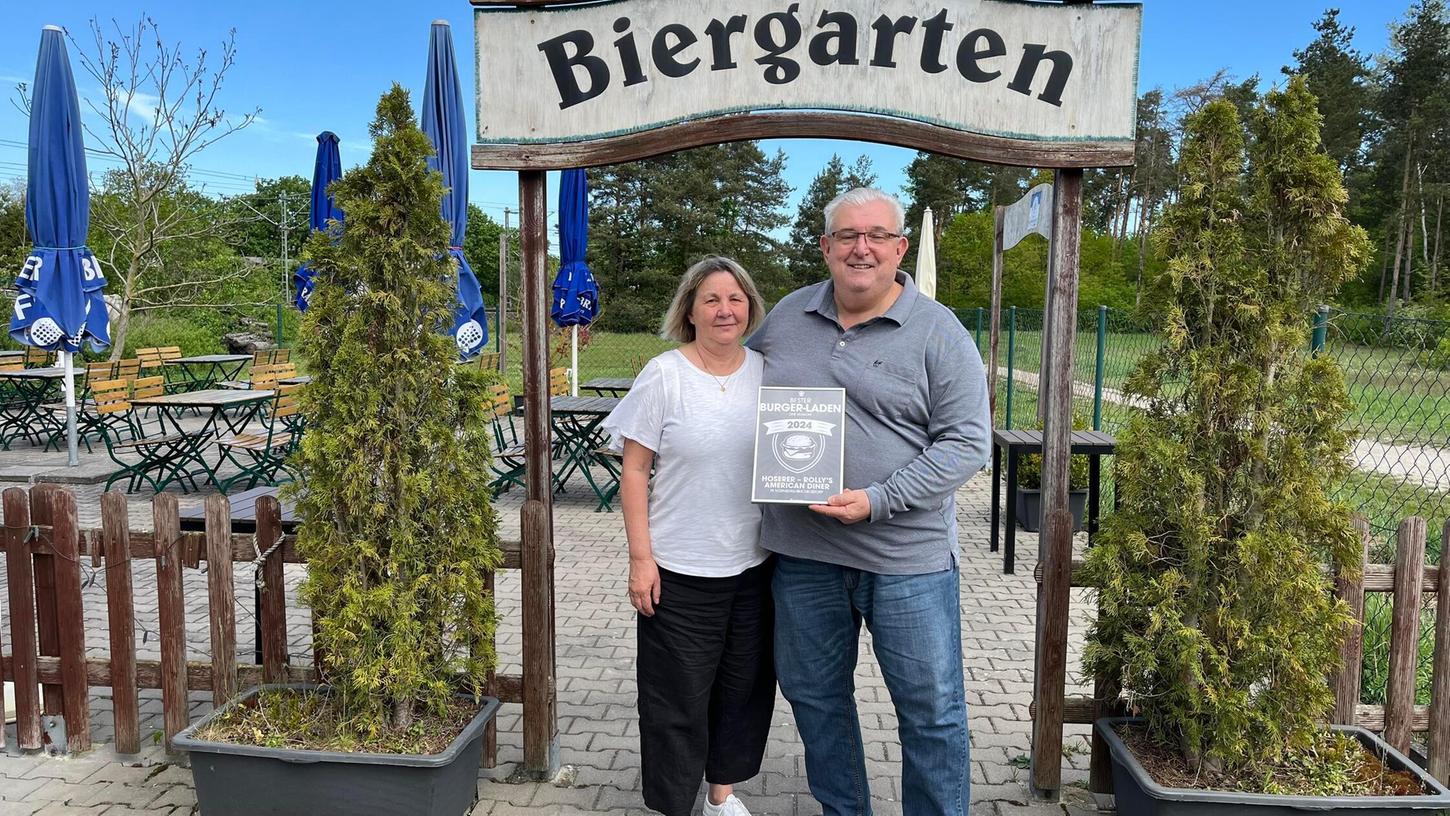 Roland Baader mit seiner Frau Ingrid Baader vor ihrem Biergarten.