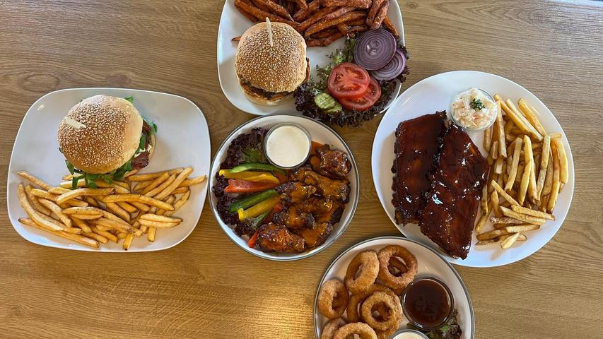 Neben Burgern bietet das Ehepaar auch Rippchen und diverse Beilagen an. Neben Burgern bietet das Ehepaar auch Rippchen und diverse Beilagen an.