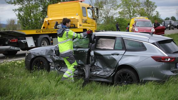 Mehrere Verletzte nach Frontal-Crash in Mittelfranken - Fahrzeug gerät auf Gegenfahrbahn