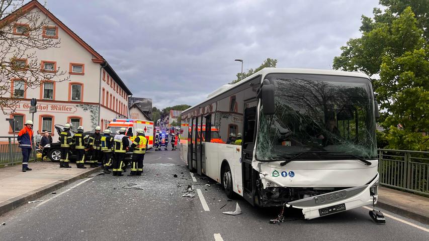 Mehrere verletzte Kinder nach Schulbusunfall in Oberfranken - Polizei ermittelt