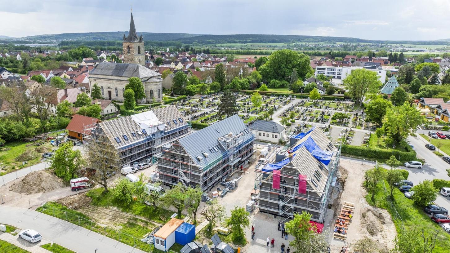 So sieht das neue Bauprojekt mit 27 barrierefreien Wohnungen in Eggolsheim aus der Drohnenperspektive aus.