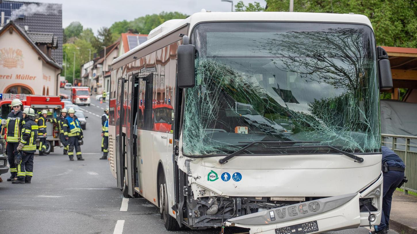 Freitagnachmittag ist es im Landkreis Bamberg zu einem Unfall zwischen einem Auto und einem Schulbus gekommen.