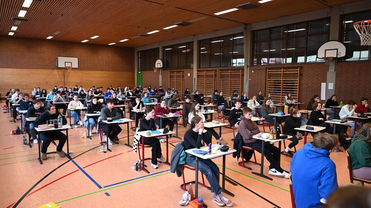 Abiturprüfung Deutsch in der Turnhalle des PPG Hersbruck 2024.