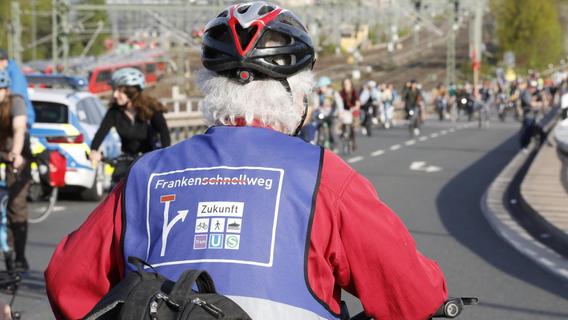 Protest gegen Ausbau: 132 Aktivisten auf Fahrrädern rollen über die Hauptverkehrsader