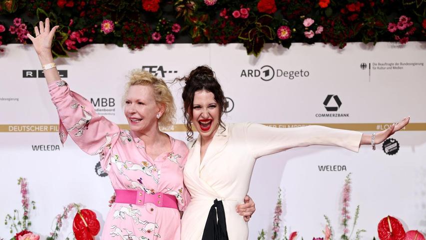 Schauspielerin Sunnyi Melles und ihre Tochter Leonille Wittgenstein mit sichtlich guter Laune vor der Verleihung des Deutschen Filmpreises.