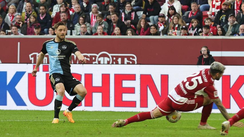 Eine Minute später fordert der Club Elfmeter - doch Zimmermann bekommt den Ball erst ans Knie, von dort aus prallt er an den Arm des Düsseldorfers.