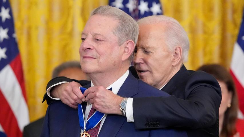 US-Präsident Joe Biden verleiht die Presidential Medal of Freedom an den ehemaligen US-Vizepräsidenten Al Gore.