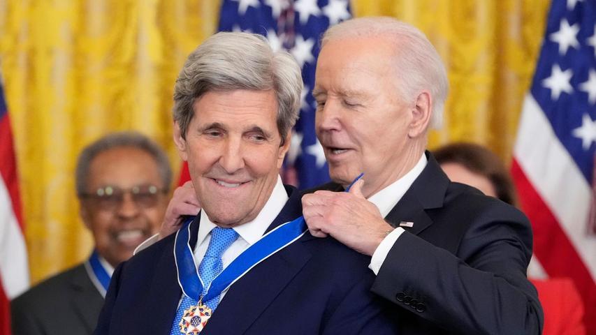 US-Präsident Joe Biden verleiht die höchste zivile Auszeichnung der Nation an den ehemaligen US-Außenminister John Kerry.