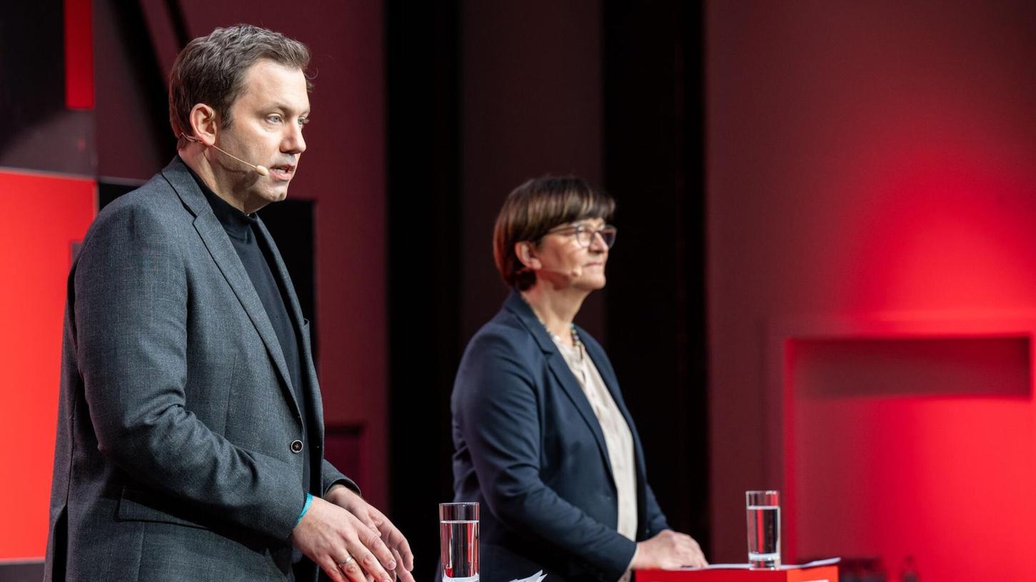 Die SPD-Vorsitzenden Saskia Esken (r) und Lars Klingbeil äußern sich bei einer Pressekonferenz zu der Klausur des SPD-Präsidiums.