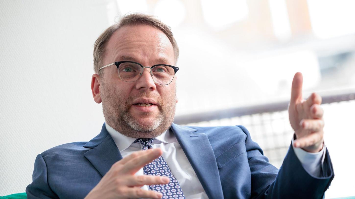 Timon Gremmels (SPD), Minister für Wissenschaft und Forschung, Kunst und Kultur von Hessen, sitzt während eines Interviews auf dem Grünen Sofa in Wiesbaden.