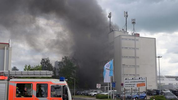 Löscharbeiten bei Großbrand in Berlin dauern an