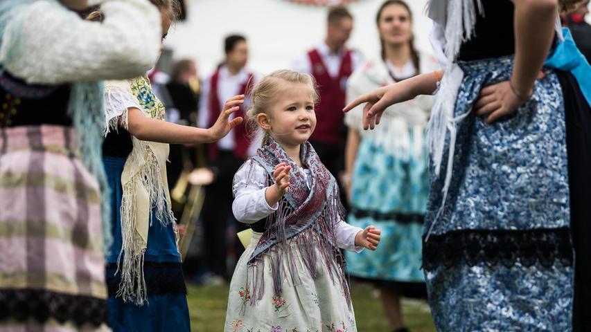 Seit dem 14. Jahrhundert findet das Fest immer am ersten Maiwochenende am Tafelberg statt. Die Ursprünge des beliebten Walberla-Fests liegen in einer Wallfahrt. Die Kindertanzgruppe "Stäudla" zeigte den Gästen traditionelle Volkstänze.