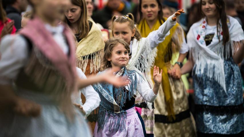 Die "Stäudla" präsentierten aber nicht nur Tracht. Von einer Quetschn begleitet, zeigten die Mädchen traditionelle Tänze.