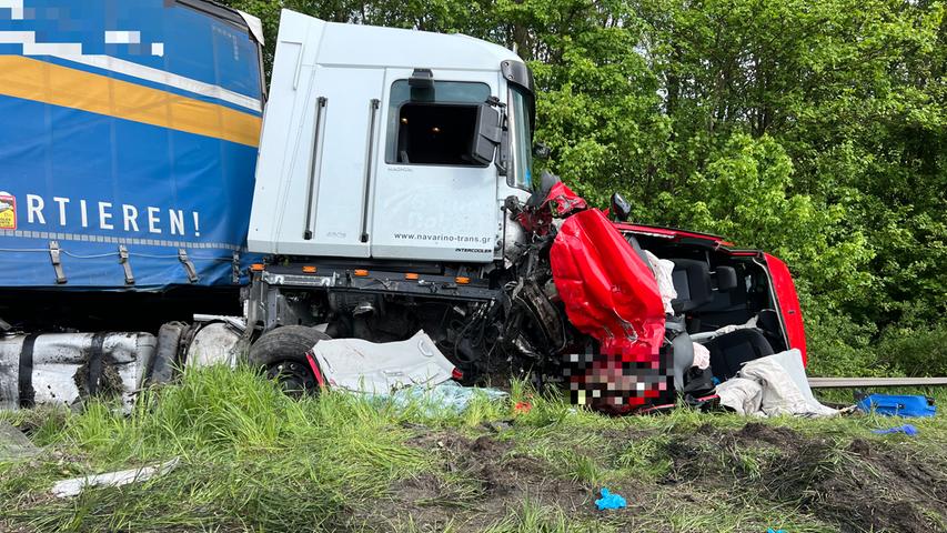 Laster durchbricht Leitplanke auf A6 in Mittelfranken: Zwei Tote, mehrere Verletzte