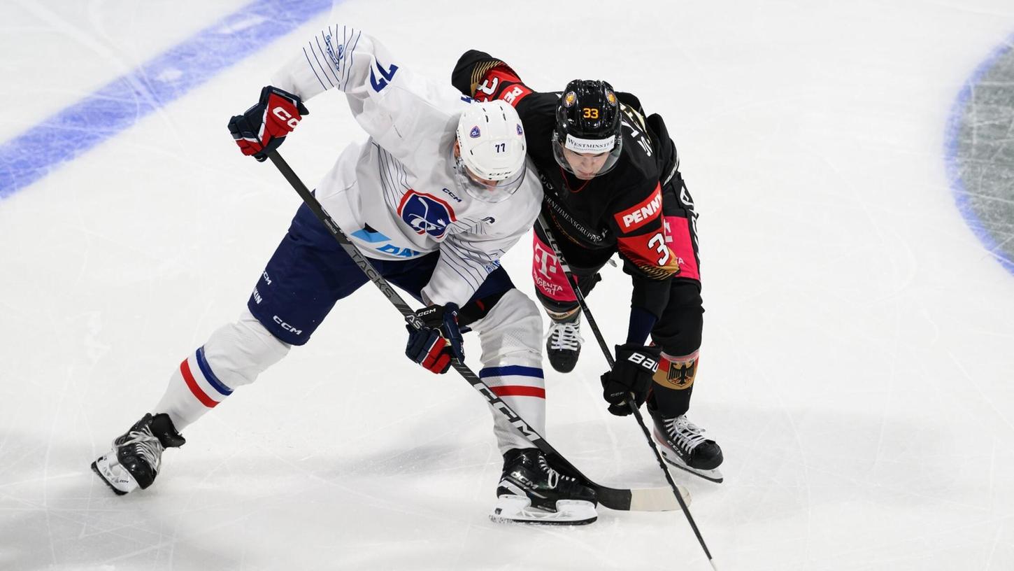 Die DEB-Auswahl um NHL-Profi JJ Peterka (r) musste sich Frankreich geschlagen geben.