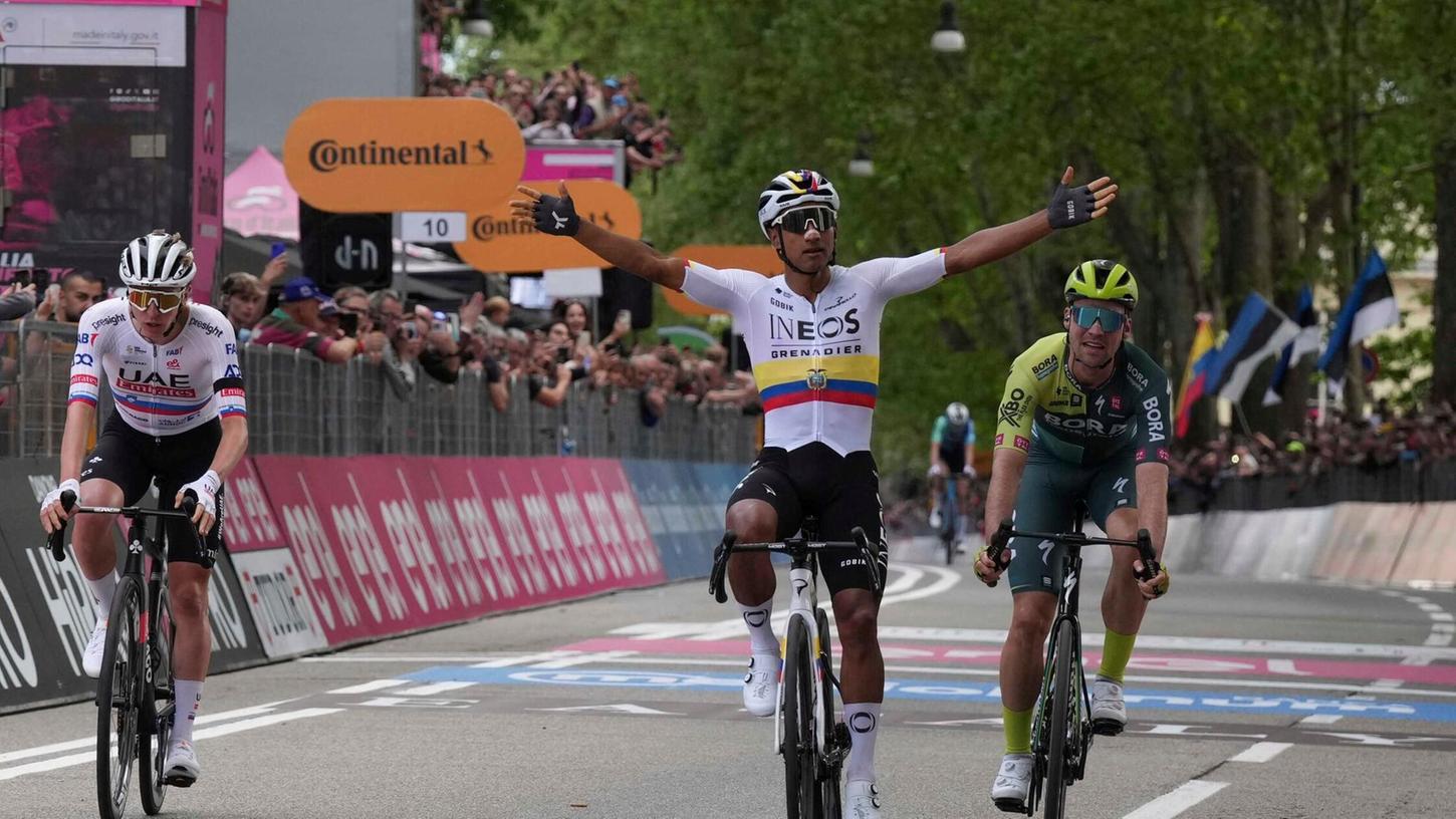 Verpasste auf der ersten Giro-Etappe knapp den Sieg: Maximilian Schachmann (r).