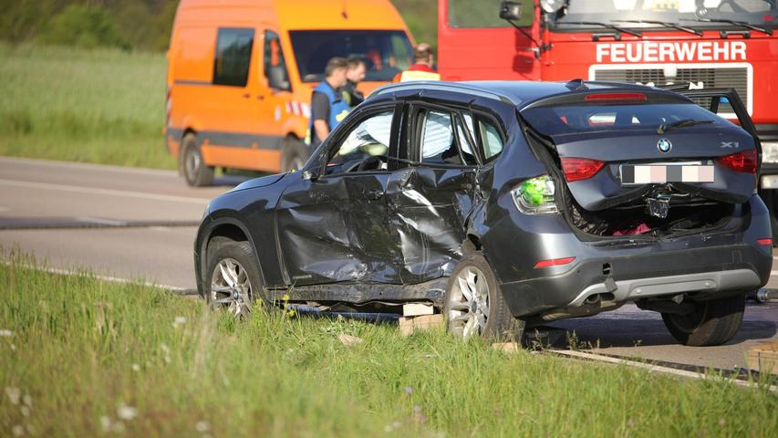 Tödlicher Verkehrsunfall im Landkreis Ansbach: Mehrere Schwerverletzte nach Kollision
