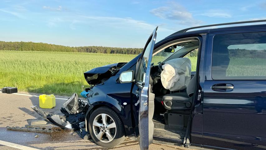 Die 48-jährige Fahrerin des Mercedes wurde schwer verletzt, ebenso der Fahrer des BMW und seine 63 Jahre alte Beifahrerin. Eine 89 Jahre alte Frau, die ebenfalls in dem BMW saß, erlag trotz einer durch Ersthelfer sofort eingeleiteten Reanimation noch an der Unfallstelle ihren Verletzungen. 