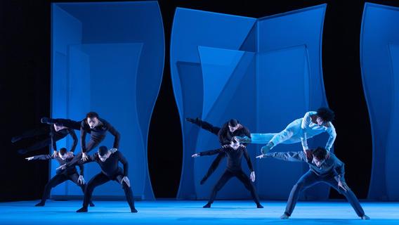 Von der Schaukel der Lebenslust zum Staub des Abschieds: Ballett Nürnberg lädt Gastchoreografen ein