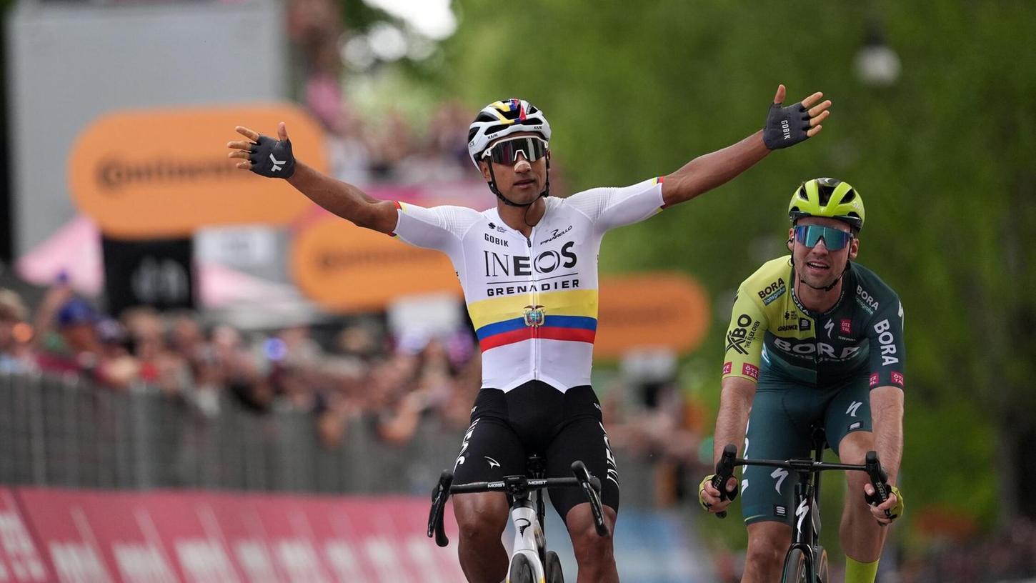 Maximilian Schachmann (r) kam auf der 1. Etappe des Giro d’Italia hinter Jhonatan Narváez als Zweiter ins Ziel.