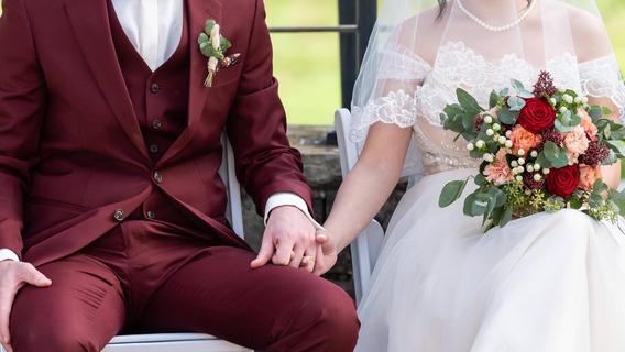 Brautpaar fordert Schmerzensgeld von befreundetem Hochzeitsfotografen - Gericht weist Klage ab