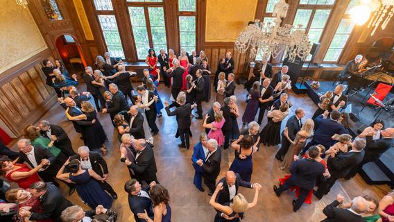 Tanzen im Faber-Castell-Schloss: So edel feierten die Gäste beim 6. Juristenball in Stein