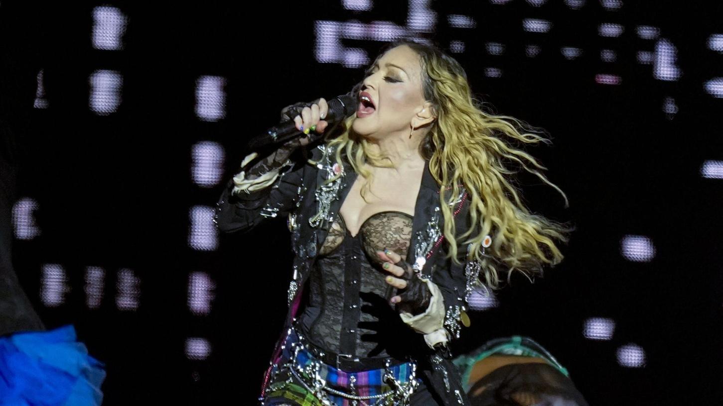 Madonna tritt in der letzten Show ihrer "The Celebration Tour" am Strand der Copacabana auf.