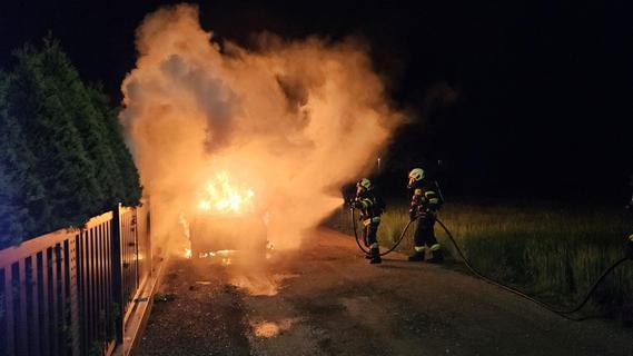 Plötzlich raucht das Auto: Fahrzeug brennt im Birgland vollständig aus