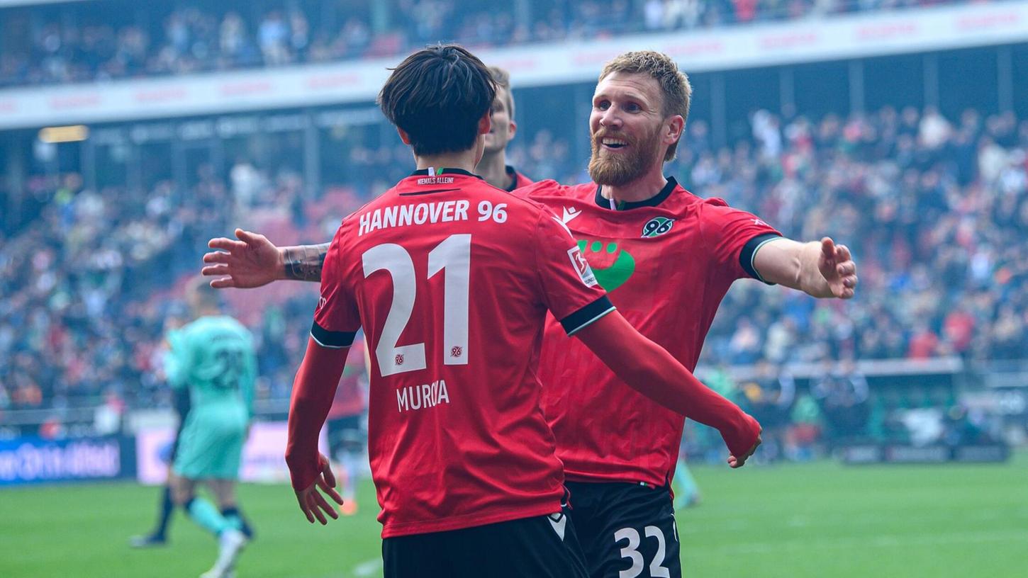 Hannover 96 feiert einen Heimsieg gegen den SC Paderborn.