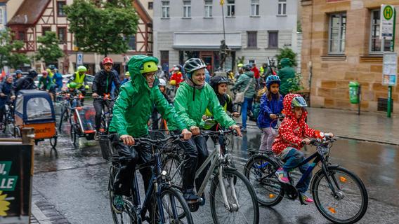 Für mehr Rad-Rechte: Fürther Kidical Mass strampelte sich durch den Regen