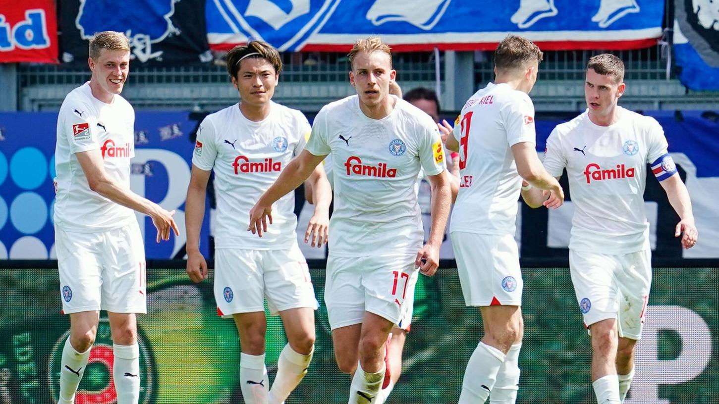 Timo Becker (M) erzielte den Siegtreffer für Holstein Kiel.