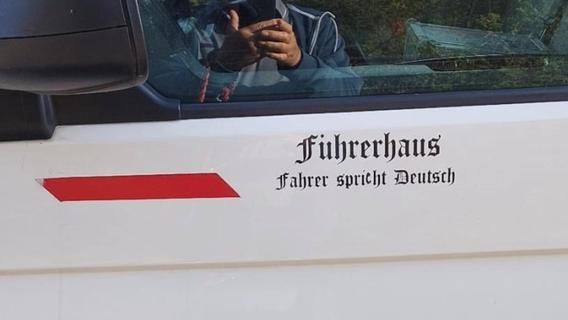 Rechtsradikale Aufschrift: Ehepaar entsetzt über Firmenfahrzeug auf Baustelle der Bahn in Zirndorf