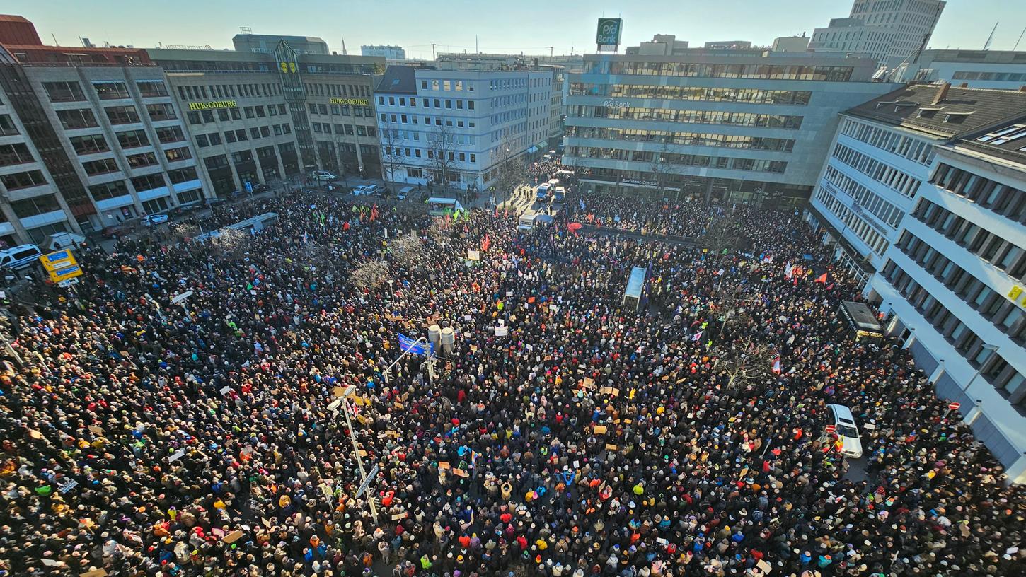 Im Januar demonstrierten in ganz Deutschland - auch auf dem Willy-Brandt-Platz in Nürnberg - Hunderttausende gegen Rechtsextremismus und die AfD. (Archivbild)