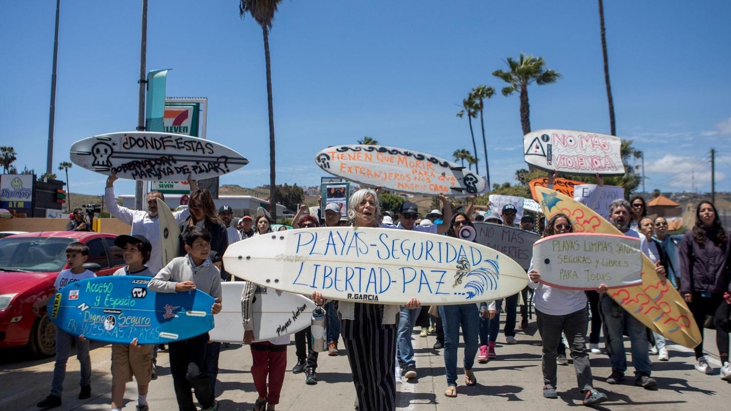 Einheimische protestieren im mexikanischen Ensenada gegen die Morde an Surfern.