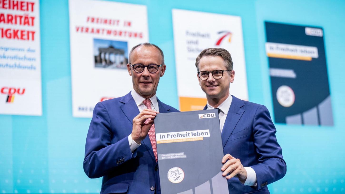 Friedrich Merz (l) und Carsten Linnemann präsentieren das neue Grundsatzprogramm der CDU.
