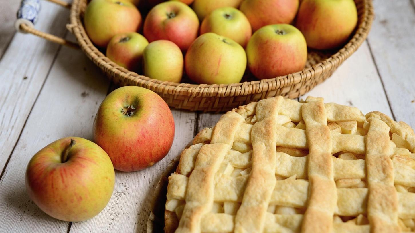 Die umgedrehte Obsttorte schmeckt mit Äpfeln und Walnüssen - sie kann jedoch auch mit anderen Obstsorten zubereitet werden (Symbolfoto).