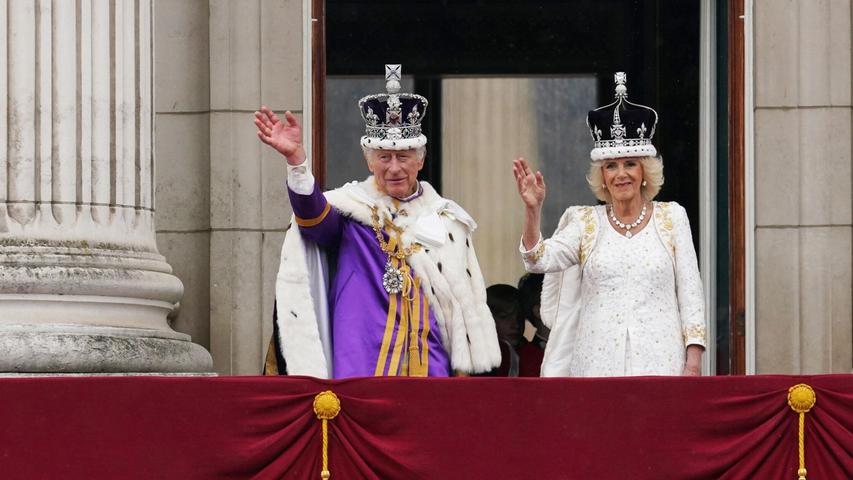 König Charles III. und Königin Camilla nach der Krönungszeremonie auf dem Balkon des Buckingham Palastes.