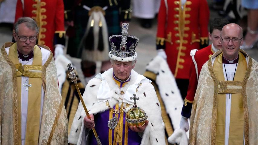 Der britische König Charles III. nach seiner Krönungszeremonie in der Westminster Abbey.