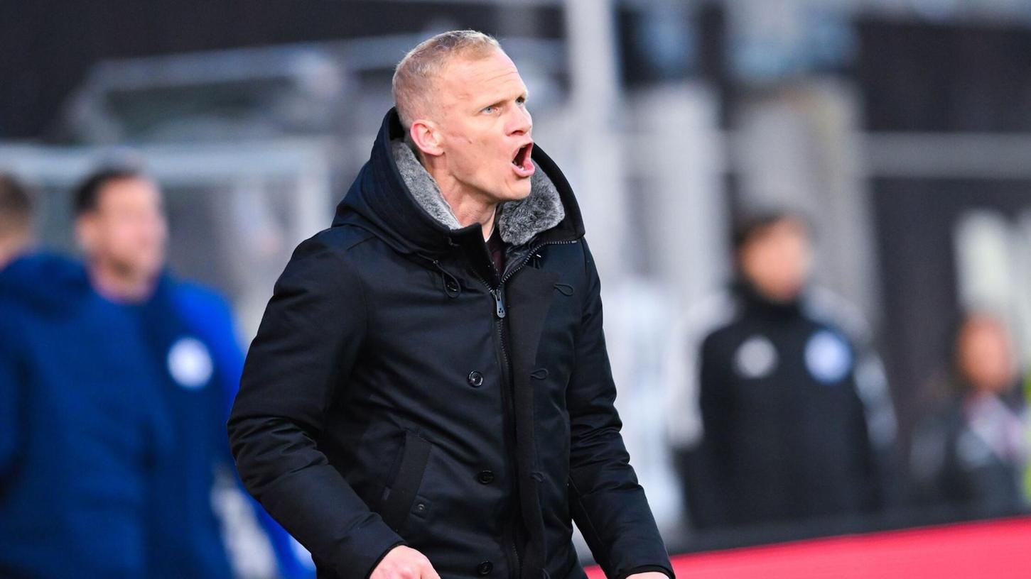 Schalkes Trainer Karel Geraerts deutet seinen Verbleib an.