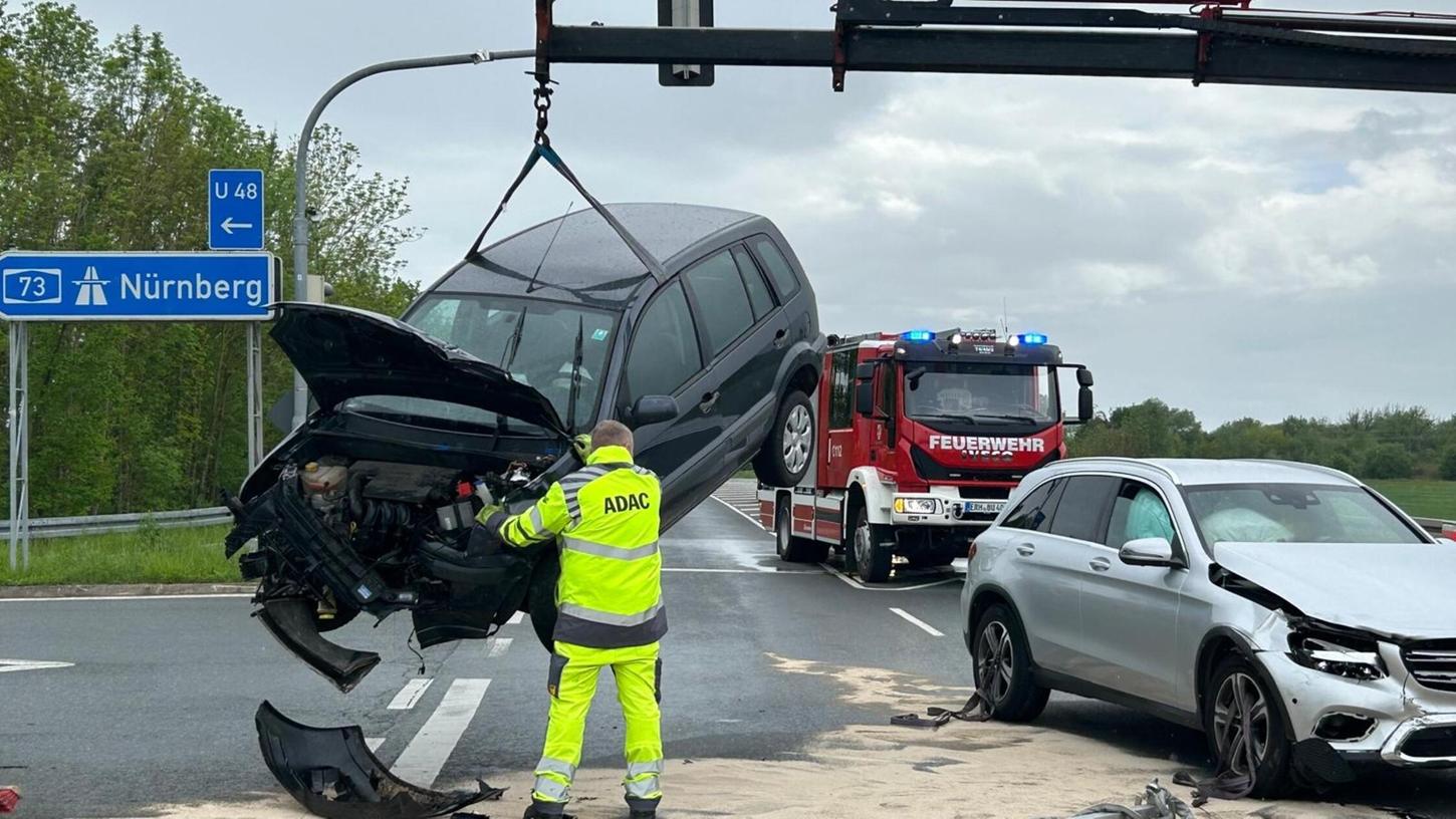 Auf Höhe der Autobahnanschlussstelle Baiersdorf Nord kollidierten am Sonntag zwei Pkw. Dabei wurden zwei Menschen verletzt.
