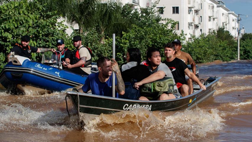 Ein Rettungsteam beim Transport von Menschen im brasilianischen Bundesstaat Rio Grande do Sul.
