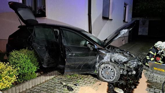 Alkoholunfall in Heßdorf: 30-Jährige rammt Mauer und Gartenzaun