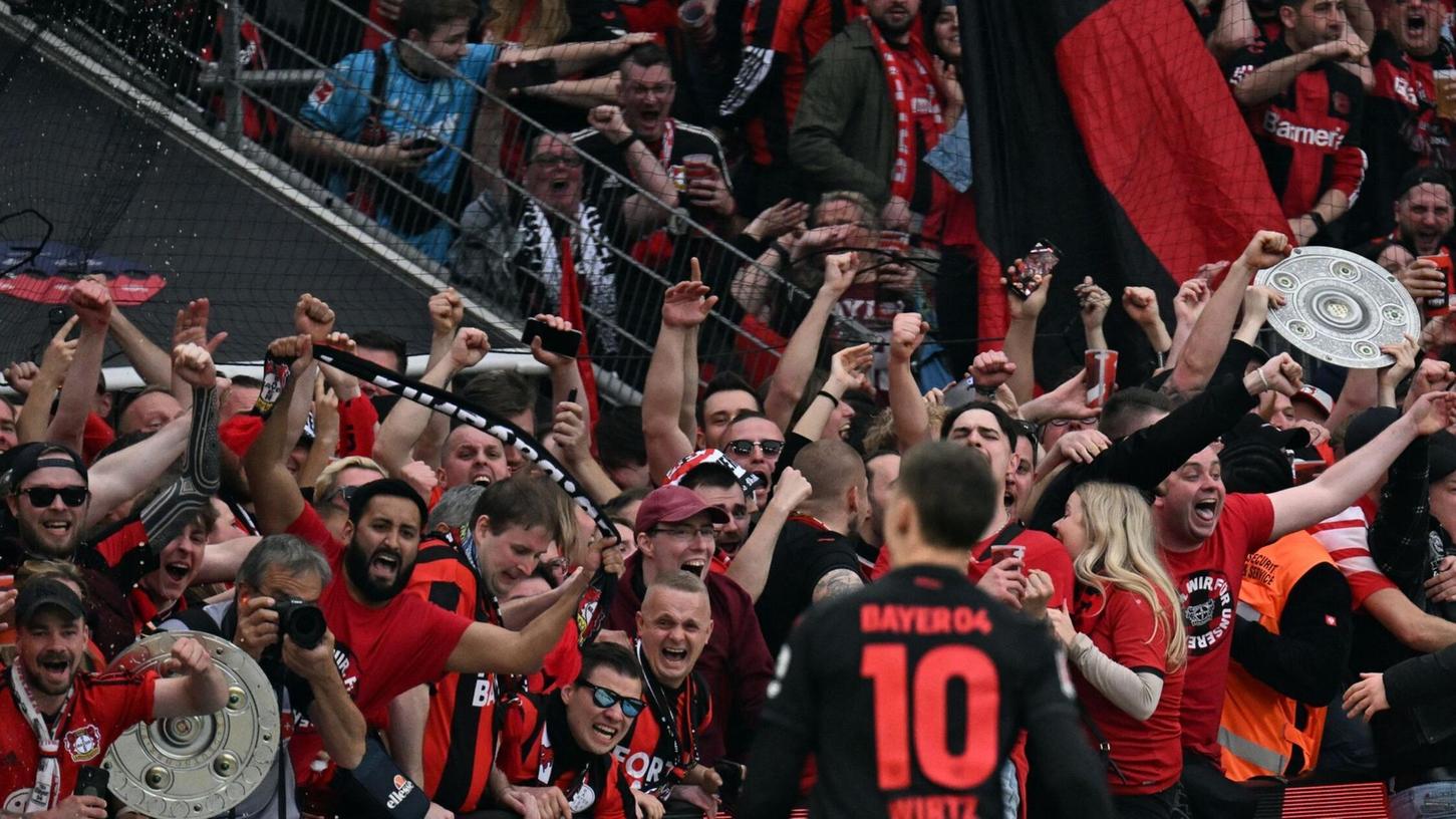 Der neue deutsche Fußball-Meister Bayer Leverkusen feiert am 26. Mai mit seinen Fans.