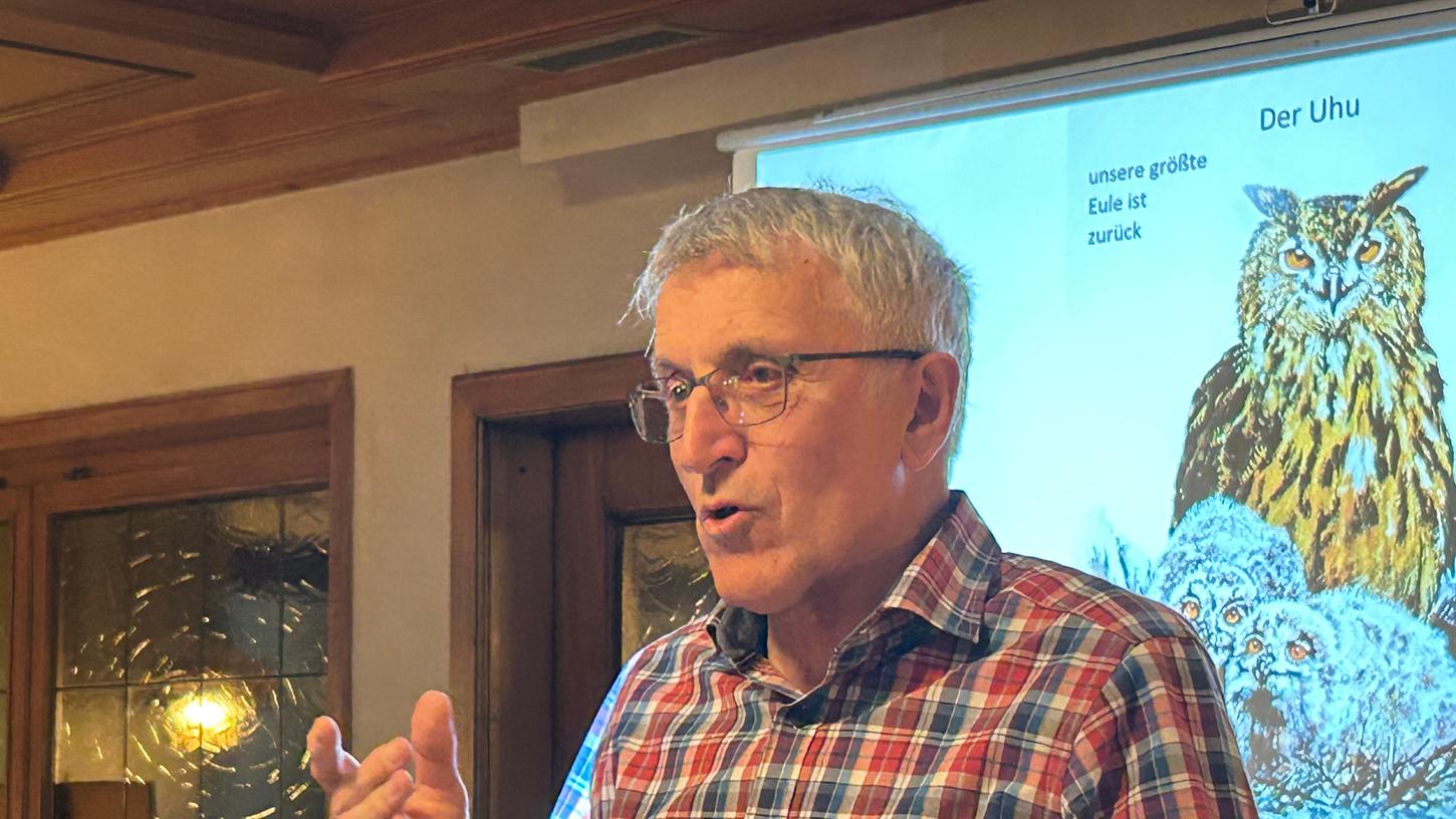 Erwin Taube bei seinem Vortrag über die Rückkehr des Uhus. Erwin Taube bei seinem Vortrag über die Rückkehr des Uhus.