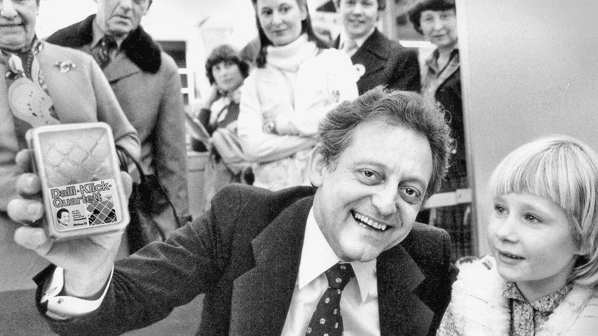 Prominenter Besuch auf der Spielwarenmesse 1980 in Nürnberg: Der beliebte Quizmaster Hans Rosenthal, der am 2. April 2025 100 Jahre alt geworden wäre, zog die Aufmerksamkeit der Messebesucher auf sich, als er sein Quartettspiel „Dalli Klick“ vorstellte. Das Spiel lud zum Nachspielen seiner populären Fernsehshow „Dalli Dalli“ ein, in der bekannte Persönlichkeiten in unterhaltsamen Spielerunden gegeneinander antraten. Herausragende Leistungen honorierte er mit dem Ausruf „Das war spitze!“ und sprang dabei hoch in die Luft. Der Luftsprung wurde von der Regie eingefroren und entwickelte sich zu seinem Markenzeichen. Prominenter Besuch auf der Spielwarenmesse 1980 in Nürnberg: Der beliebte Quizmaster Hans Rosenthal, der am 2. April 2025 100 Jahre alt geworden wäre, zog die Aufmerksamkeit der Messebesucher auf sich, als er sein Quartettspiel „Dalli Klick“ vorstellte. Das Spiel lud zum Nachspielen seiner populären Fernsehshow „Dalli Dalli“ ein, in der bekannte Persönlichkeiten in unterhaltsamen Spielerunden gegeneinander antraten. Herausragende Leistungen honorierte er mit dem Ausruf „Das war spitze!“ und sprang dabei hoch in die Luft. Der Luftsprung wurde von der Regie eingefroren und entwickelte sich zu seinem Markenzeichen.