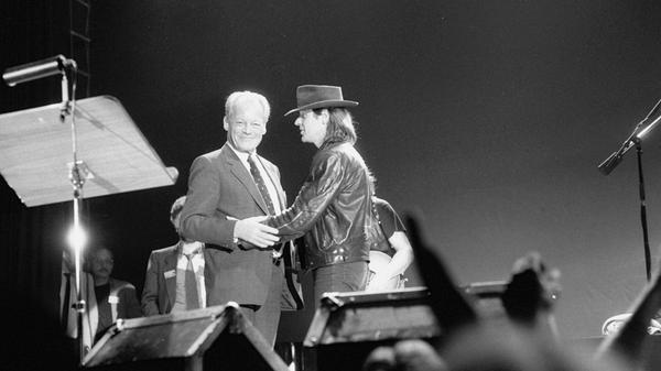 Nürnberger Friedensgespräch 1985: Zum 40. Jahrestag des Endes des Zweiten Weltkriegs diskutierten in Nürnberg internationale Gäste und hochrangige Politiker über Versöhnung, Deutschlands Verantwortung und Perspektiven für den Frieden in Europa. Den Abschluss bildete der bunte SPD-Abend „Ein Programm für den Anfang“ vor rund 4000 Zuschauern in der Frankenhalle. Gegen Mitternacht traten der damalige SPD-Vorsitzende Willy Brandt und Udo Lindenberg gemeinsam auf. Dabei mahnte Willy Brandt die nachfolgenden Generationen, ihre Verantwortung für eine humanere Zukunft wahrzunehmen.