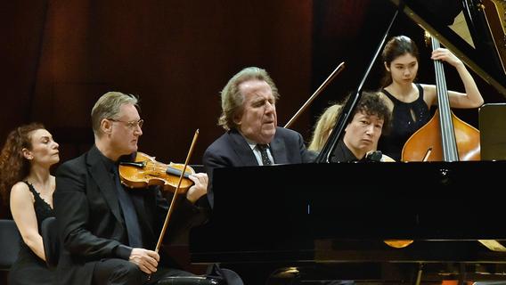 Kein klein „Gehacktes“: Wie Pianist Rudolf Buchbinder in Erlangen das Publikum zum Jubeln brachte