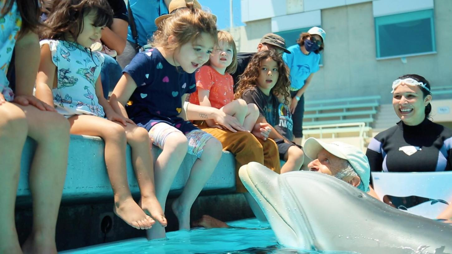Kinder begegnen dem Roboter-Delfin: ein magischer Moment.