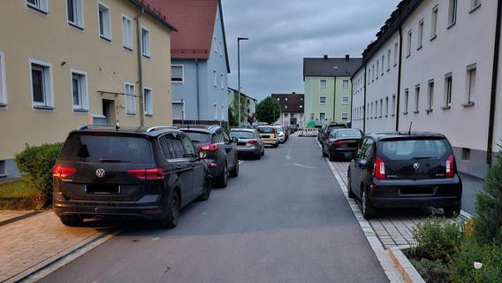 Wildes Parken in der Hersbrucker Flurstraße - Nach Anwohnerbeschwerde hagelt es Verwarnungen