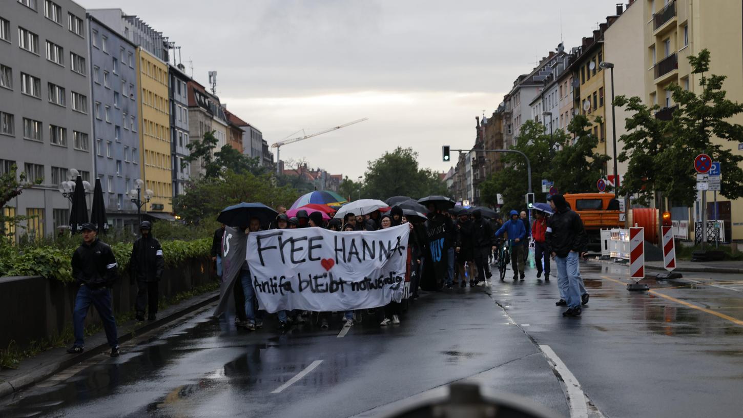 Im Nürnberger Stadtteil Gostenhof regte sich am Abend der Festnahme von Hannah S. Protest - "Free Hanna" (lasst Hanna frei) steht auf dem Banner der linken Demonstranten.